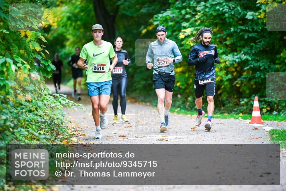 12.10.2025 - Bramfelder Halbmarathon 2025 Dr. Thomas Lammeyer http://msf.ph/oto/9345715 12.10.2025 10:17:14 Laufen 838, 2610, 252, 2511, 271 meine-sportfotos.de