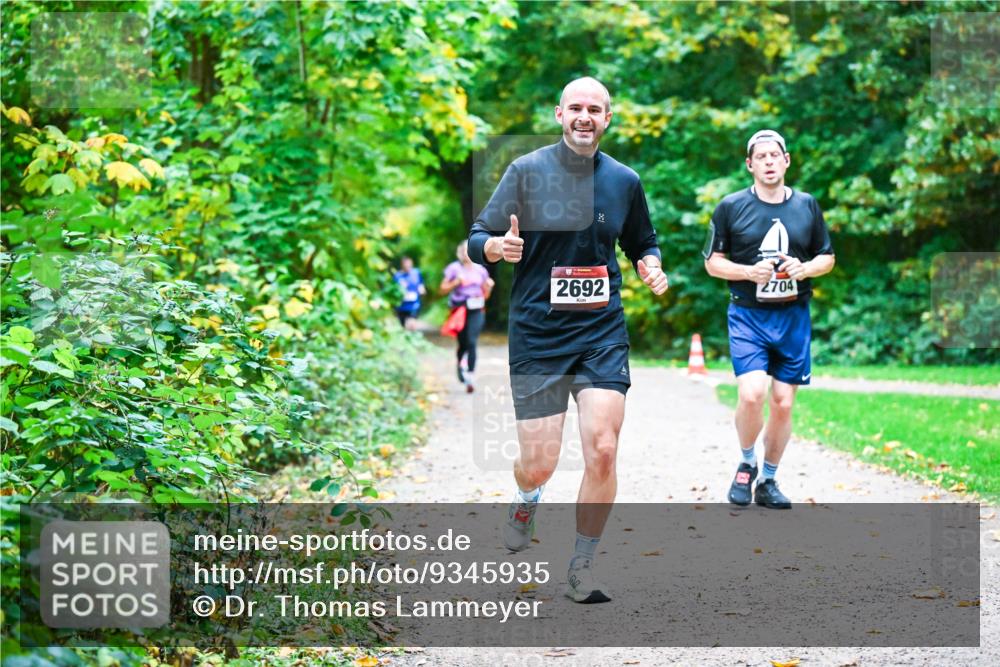 12.10.2025 - Bramfelder Halbmarathon 2025 Dr. Thomas Lammeyer http://msf.ph/oto/9345935 12.10.2025 10:17:58 Laufen 2692, 2704 meine-sportfotos.de