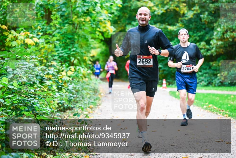 12.10.2025 - Bramfelder Halbmarathon 2025 Dr. Thomas Lammeyer http://msf.ph/oto/9345937 12.10.2025 10:17:58 Laufen 2692, 2704, 6 meine-sportfotos.de