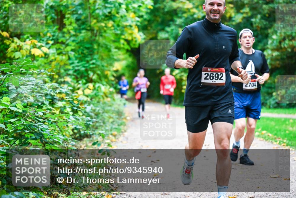 12.10.2025 - Bramfelder Halbmarathon 2025 Dr. Thomas Lammeyer http://msf.ph/oto/9345940 12.10.2025 10:17:59 Laufen 8, 2692, 2704 meine-sportfotos.de