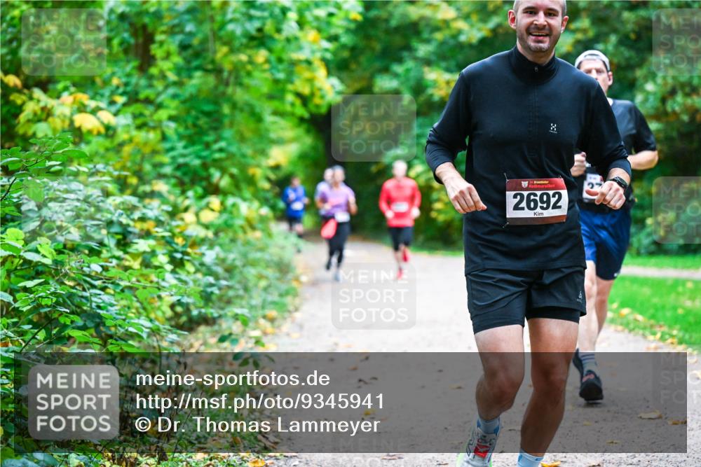 12.10.2025 - Bramfelder Halbmarathon 2025 Dr. Thomas Lammeyer http://msf.ph/oto/9345941 12.10.2025 10:17:59 Laufen 34, 2692 meine-sportfotos.de
