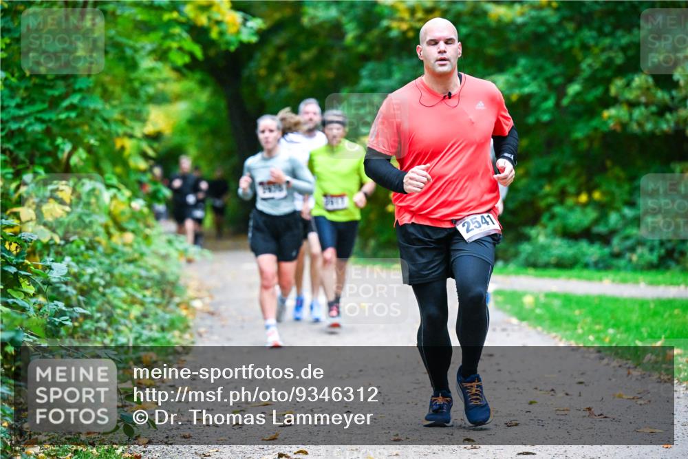 12.10.2025 - Bramfelder Halbmarathon 2025 Dr. Thomas Lammeyer http://msf.ph/oto/9346312 12.10.2025 10:19:42 Laufen 2541 meine-sportfotos.de
