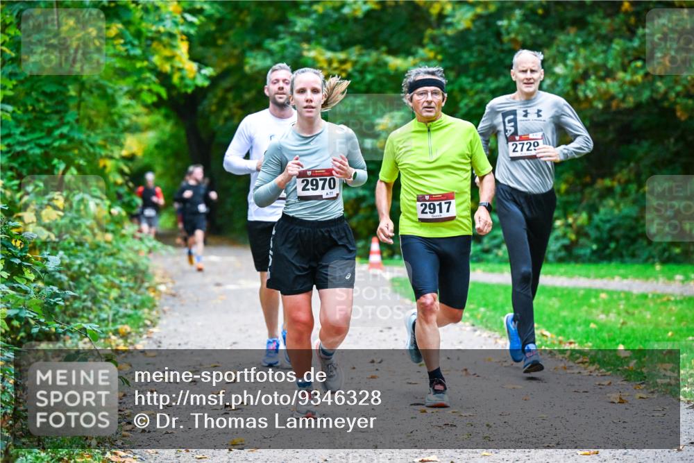 12.10.2025 - Bramfelder Halbmarathon 2025 Dr. Thomas Lammeyer http://msf.ph/oto/9346328 12.10.2025 10:19:45 Laufen 2970, 77, 2917, 2720 meine-sportfotos.de