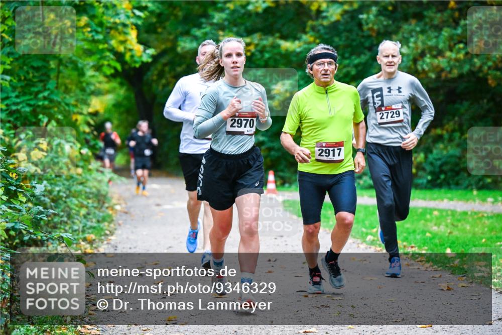 12.10.2025 - Bramfelder Halbmarathon 2025 Dr. Thomas Lammeyer http://msf.ph/oto/9346329 12.10.2025 10:19:45 Laufen 2970, 77, 2917, 2729 meine-sportfotos.de