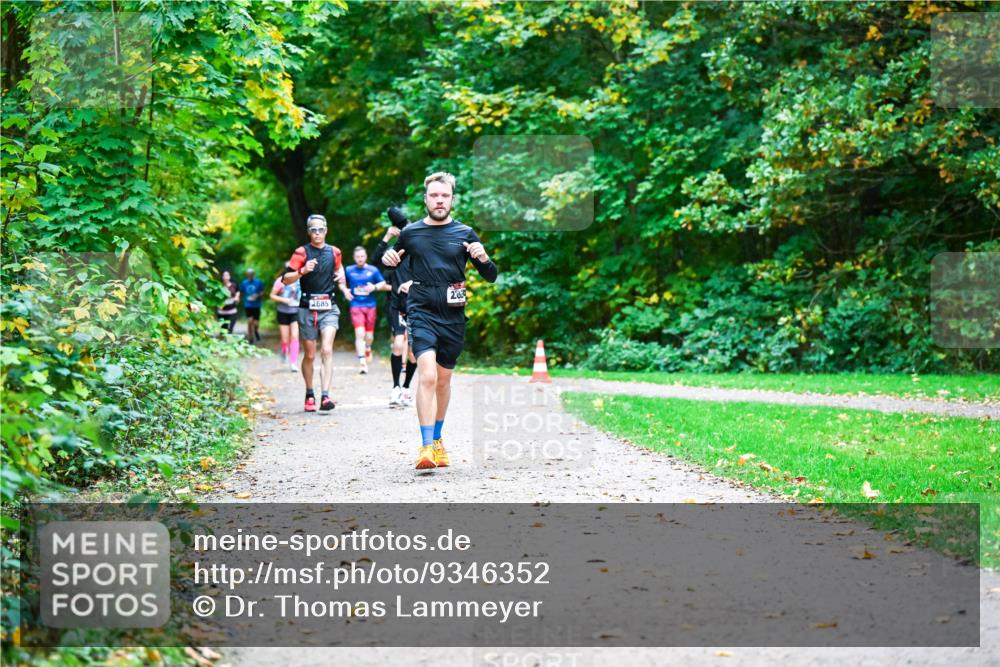 12.10.2025 - Bramfelder Halbmarathon 2025 Dr. Thomas Lammeyer http://msf.ph/oto/9346352 12.10.2025 10:19:50 Laufen 28, 2685 meine-sportfotos.de