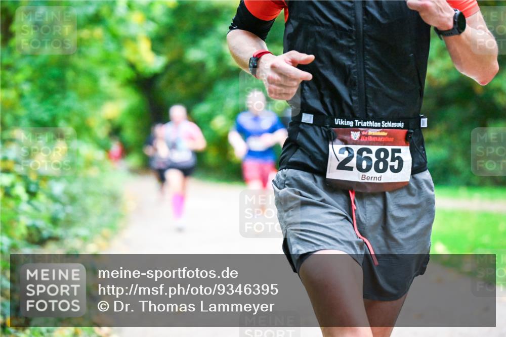 12.10.2025 - Bramfelder Halbmarathon 2025 Dr. Thomas Lammeyer http://msf.ph/oto/9346395 12.10.2025 10:19:56 Laufen 2685 meine-sportfotos.de