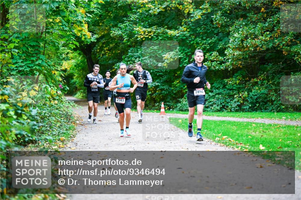 12.10.2025 - Bramfelder Halbmarathon 2025 Dr. Thomas Lammeyer http://msf.ph/oto/9346494 12.10.2025 10:20:26 Laufen 572, 2714, 2758, 2563, 15, 2850 meine-sportfotos.de