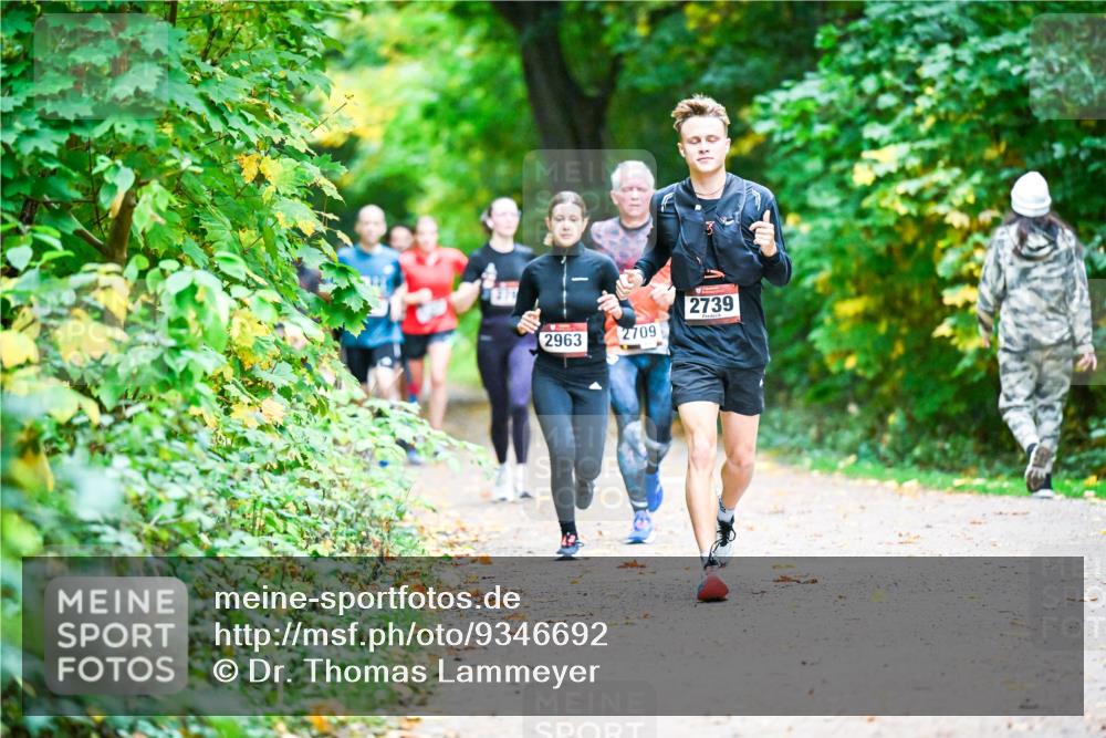 12.10.2025 - Bramfelder Halbmarathon 2025 Dr. Thomas Lammeyer http://msf.ph/oto/9346692 12.10.2025 10:21:15 Laufen 2739, 2963, 2709 meine-sportfotos.de