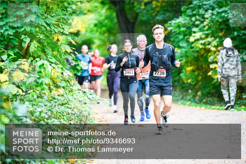 12.10.2025 - Bramfelder Halbmarathon 2025 Dr. Thomas Lammeyer http://msf.ph/oto/9346693 12.10.2025 10:21:15 Laufen 2963, 2709, 2739 meine-sportfotos.de