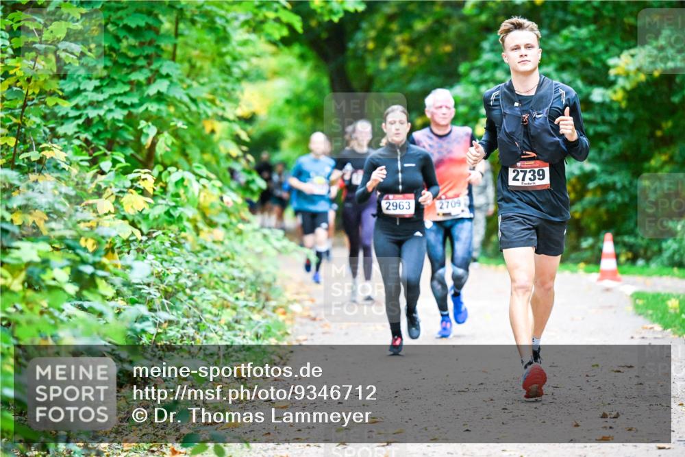 12.10.2025 - Bramfelder Halbmarathon 2025 Dr. Thomas Lammeyer http://msf.ph/oto/9346712 12.10.2025 10:21:18 Laufen 2963, 2709, 2739 meine-sportfotos.de