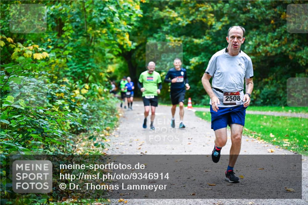12.10.2025 - Bramfelder Halbmarathon 2025 Dr. Thomas Lammeyer http://msf.ph/oto/9346914 12.10.2025 10:21:58 Laufen 3430, 2508, 10 meine-sportfotos.de