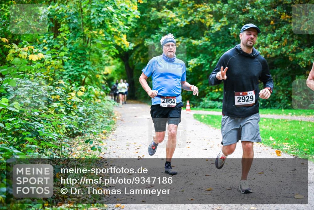 12.10.2025 - Bramfelder Halbmarathon 2025 Dr. Thomas Lammeyer http://msf.ph/oto/9347186 12.10.2025 10:22:50 Laufen 2854, 56, 2929 meine-sportfotos.de