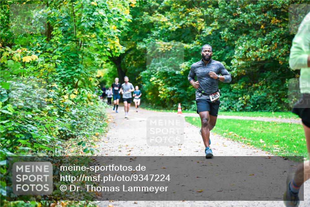 12.10.2025 - Bramfelder Halbmarathon 2025 Dr. Thomas Lammeyer http://msf.ph/oto/9347224 12.10.2025 10:23:01 Laufen 2481 meine-sportfotos.de