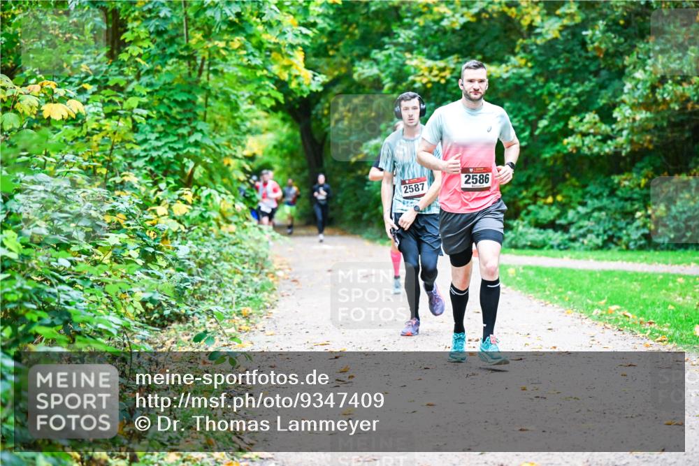 12.10.2025 - Bramfelder Halbmarathon 2025 Dr. Thomas Lammeyer http://msf.ph/oto/9347409 12.10.2025 10:23:41 Laufen 2587, 2586 meine-sportfotos.de
