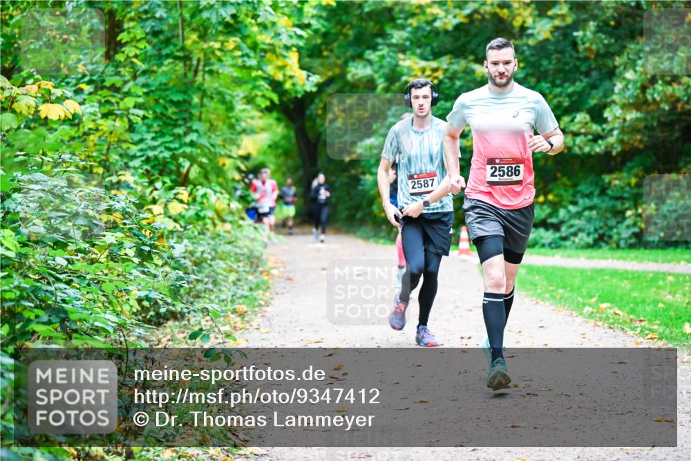 12.10.2025 - Bramfelder Halbmarathon 2025 Dr. Thomas Lammeyer http://msf.ph/oto/9347412 12.10.2025 10:23:42 Laufen 2587, 2586 meine-sportfotos.de