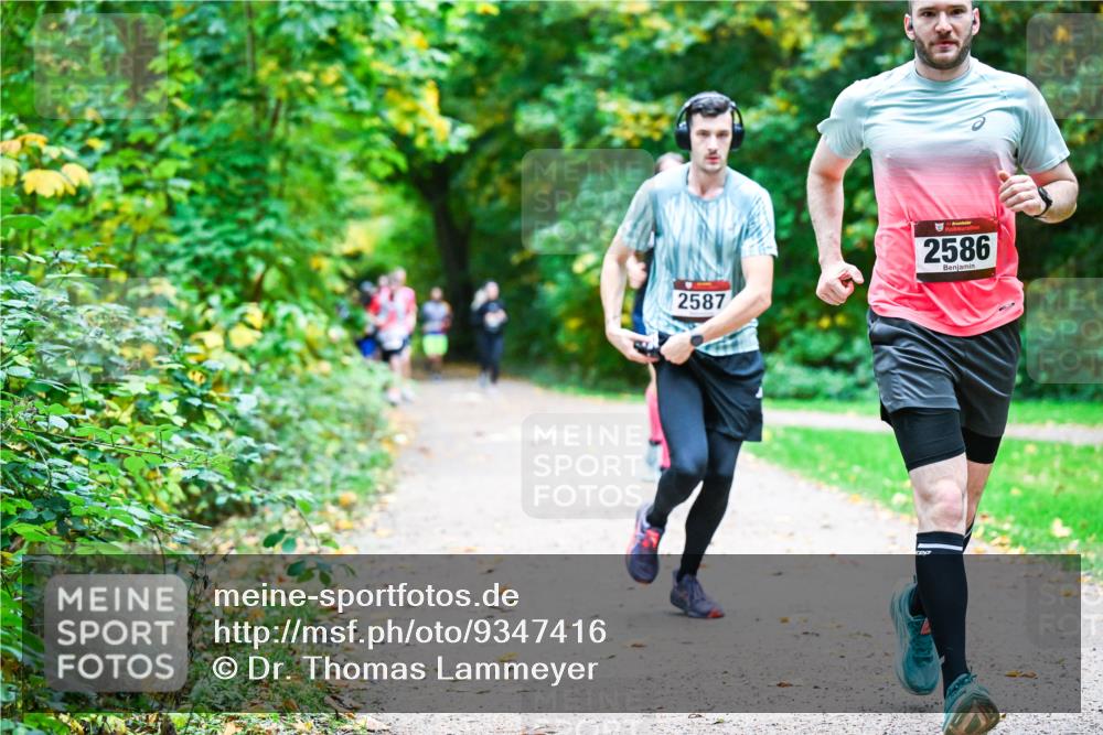 12.10.2025 - Bramfelder Halbmarathon 2025 Dr. Thomas Lammeyer http://msf.ph/oto/9347416 12.10.2025 10:23:43 Laufen 2587, 2586 meine-sportfotos.de