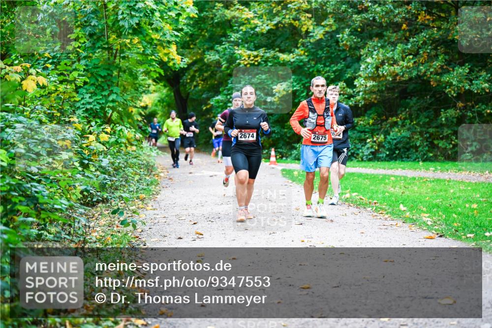 12.10.2025 - Bramfelder Halbmarathon 2025 Dr. Thomas Lammeyer http://msf.ph/oto/9347553 12.10.2025 10:24:14 Laufen 2674, 62, 2675 meine-sportfotos.de