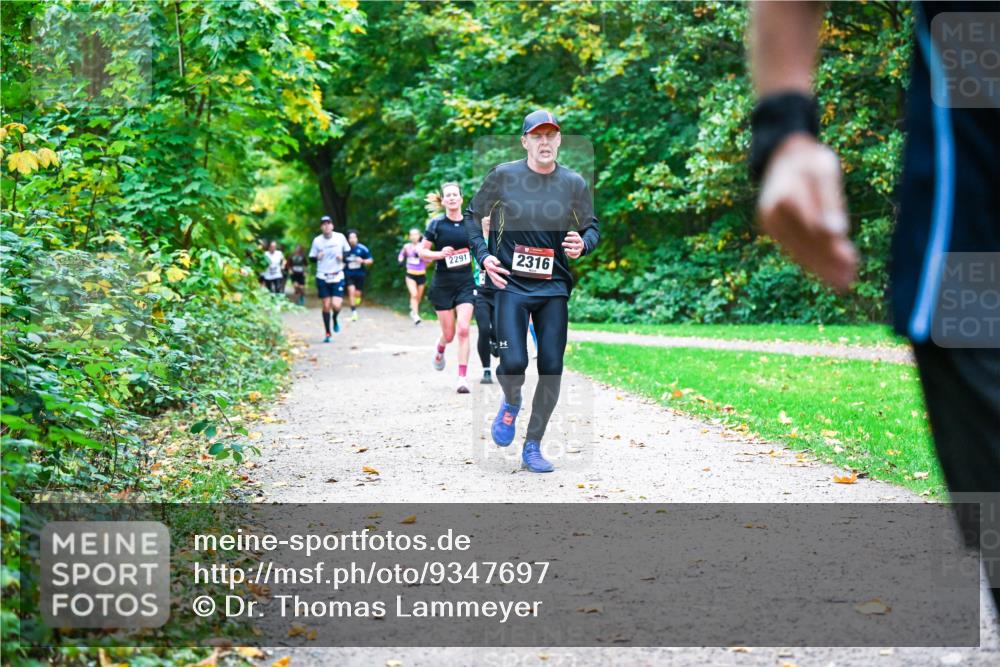 12.10.2025 - Bramfelder Halbmarathon 2025 Dr. Thomas Lammeyer http://msf.ph/oto/9347697 12.10.2025 10:24:43 Laufen 2291, 2316 meine-sportfotos.de