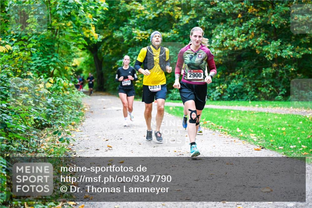12.10.2025 - Bramfelder Halbmarathon 2025 Dr. Thomas Lammeyer http://msf.ph/oto/9347790 12.10.2025 10:24:59 Laufen 2923, 2874, 2900 meine-sportfotos.de