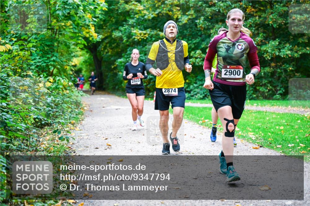 12.10.2025 - Bramfelder Halbmarathon 2025 Dr. Thomas Lammeyer http://msf.ph/oto/9347794 12.10.2025 10:24:59 Laufen 2923, 2874, 2900 meine-sportfotos.de