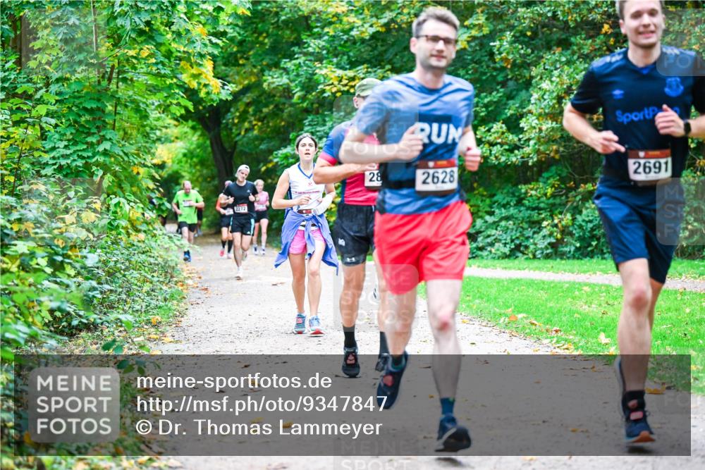 12.10.2025 - Bramfelder Halbmarathon 2025 Dr. Thomas Lammeyer http://msf.ph/oto/9347847 12.10.2025 10:25:13 Laufen 2272, 2691, 28, 2628 meine-sportfotos.de
