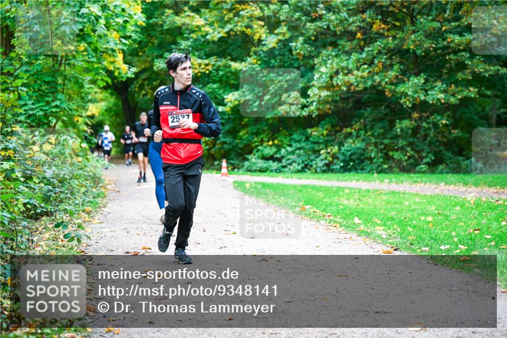 12.10.2025 - Bramfelder Halbmarathon 2025 Dr. Thomas Lammeyer http://msf.ph/oto/9348141 12.10.2025 10:26:14 Laufen 2527 meine-sportfotos.de