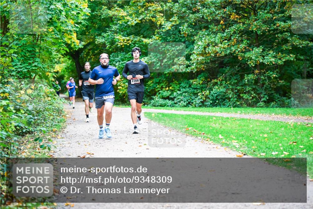 12.10.2025 - Bramfelder Halbmarathon 2025 Dr. Thomas Lammeyer http://msf.ph/oto/9348309 12.10.2025 10:26:47 Laufen 2304, 210, 2366 meine-sportfotos.de