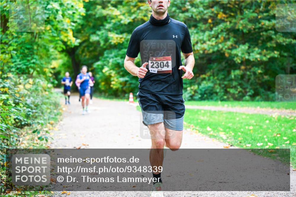 12.10.2025 - Bramfelder Halbmarathon 2025 Dr. Thomas Lammeyer http://msf.ph/oto/9348339 12.10.2025 10:26:51 Laufen 2304, 102 meine-sportfotos.de