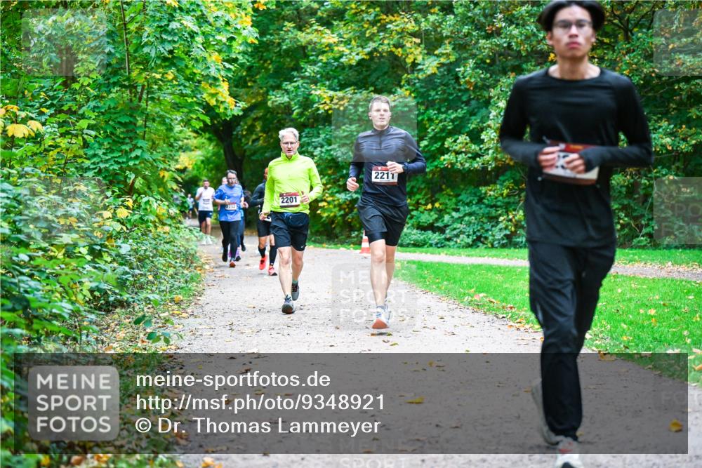 12.10.2025 - Bramfelder Halbmarathon 2025 Dr. Thomas Lammeyer http://msf.ph/oto/9348921 12.10.2025 10:29:00 Laufen 2232, 2201, 2211 meine-sportfotos.de