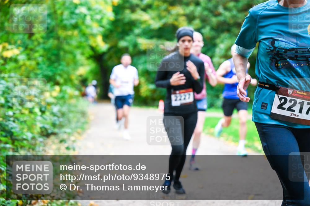 12.10.2025 - Bramfelder Halbmarathon 2025 Dr. Thomas Lammeyer http://msf.ph/oto/9348975 12.10.2025 10:29:09 Laufen 707, 2227, 2217 meine-sportfotos.de