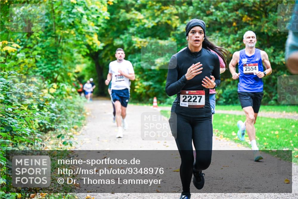 12.10.2025 - Bramfelder Halbmarathon 2025 Dr. Thomas Lammeyer http://msf.ph/oto/9348976 12.10.2025 10:29:10 Laufen 2227, 122, 2554 meine-sportfotos.de