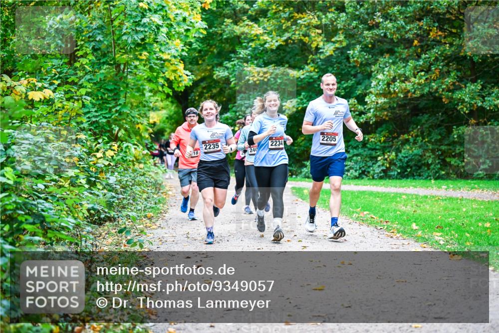12.10.2025 - Bramfelder Halbmarathon 2025 Dr. Thomas Lammeyer http://msf.ph/oto/9349057 12.10.2025 10:29:28 Laufen 2235, 18, 240, 2234, 2205 meine-sportfotos.de