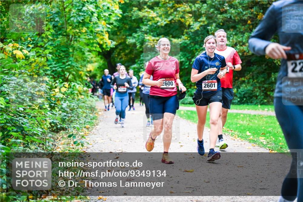 12.10.2025 - Bramfelder Halbmarathon 2025 Dr. Thomas Lammeyer http://msf.ph/oto/9349134 12.10.2025 10:29:43 Laufen 22, 2600, 2594, 2601 meine-sportfotos.de