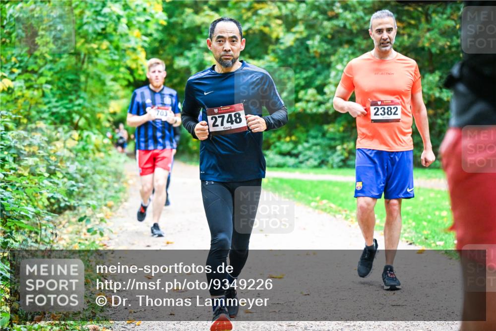 12.10.2025 - Bramfelder Halbmarathon 2025 Dr. Thomas Lammeyer http://msf.ph/oto/9349226 12.10.2025 10:30:01 Laufen 703, 2748, 2382 meine-sportfotos.de