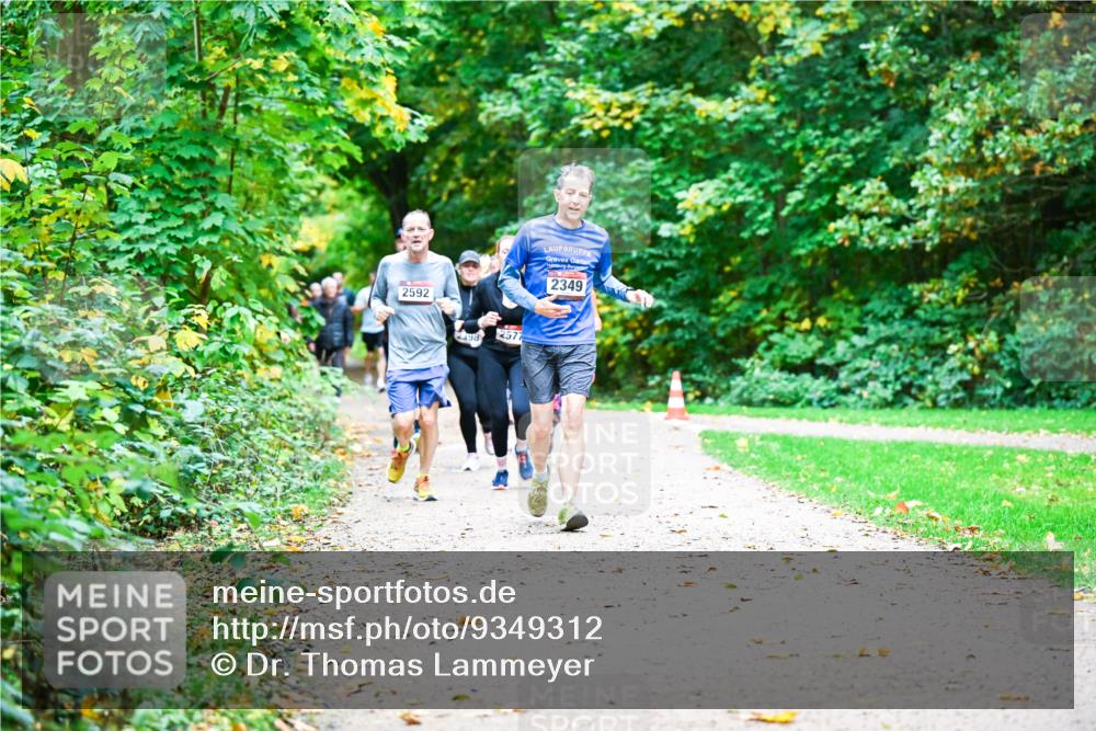 12.10.2025 - Bramfelder Halbmarathon 2025 Dr. Thomas Lammeyer http://msf.ph/oto/9349312 12.10.2025 10:30:25 Laufen 2592, 98, 2577, 2349 meine-sportfotos.de