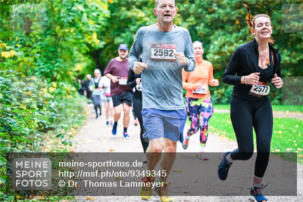 12.10.2025 - Bramfelder Halbmarathon 2025 Dr. Thomas Lammeyer http://msf.ph/oto/9349345 12.10.2025 10:30:30 Laufen 2592, 599, 2577 meine-sportfotos.de
