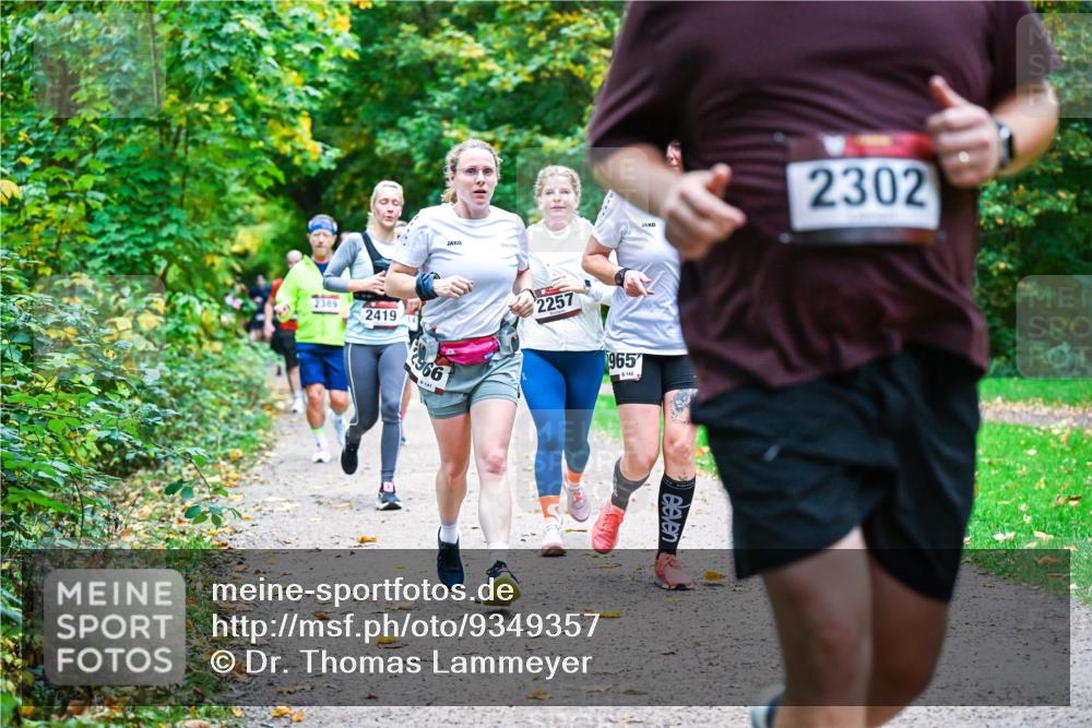 12.10.2025 - Bramfelder Halbmarathon 2025 Dr. Thomas Lammeyer http://msf.ph/oto/9349357 12.10.2025 10:30:33 Laufen 2389, 2419, 966, 1411, 2257, 965, 142, 2302 meine-sportfotos.de