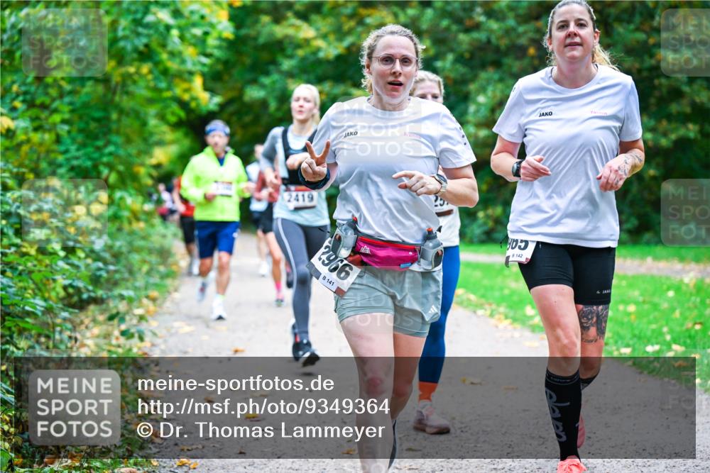 12.10.2025 - Bramfelder Halbmarathon 2025 Dr. Thomas Lammeyer http://msf.ph/oto/9349364 12.10.2025 10:30:34 Laufen 2419, 2966, 141, 25, 142 meine-sportfotos.de