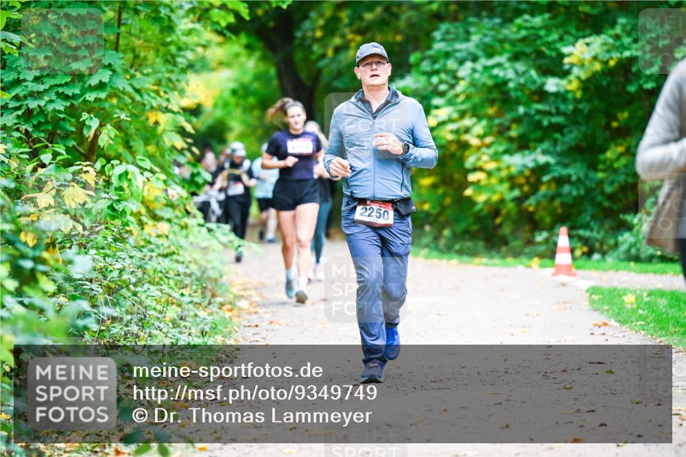 12.10.2025 - Bramfelder Halbmarathon 2025 Dr. Thomas Lammeyer http://msf.ph/oto/9349749 12.10.2025 10:31:52 Laufen 2250 meine-sportfotos.de