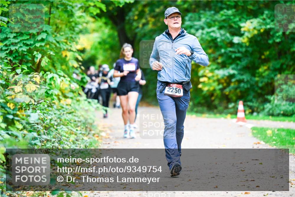 12.10.2025 - Bramfelder Halbmarathon 2025 Dr. Thomas Lammeyer http://msf.ph/oto/9349754 12.10.2025 10:31:53 Laufen 2250 meine-sportfotos.de