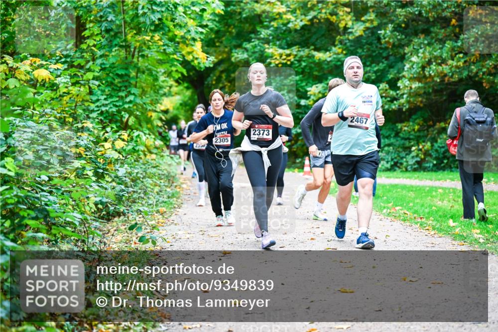 12.10.2025 - Bramfelder Halbmarathon 2025 Dr. Thomas Lammeyer http://msf.ph/oto/9349839 12.10.2025 10:32:08 Laufen 2330, 2305, 2373, 2467 meine-sportfotos.de