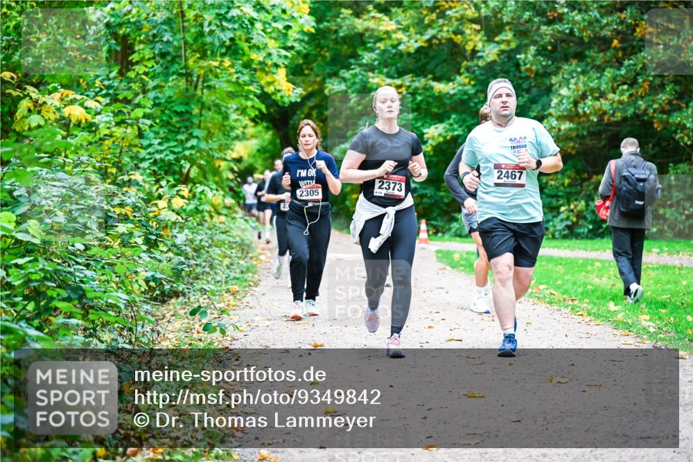 12.10.2025 - Bramfelder Halbmarathon 2025 Dr. Thomas Lammeyer http://msf.ph/oto/9349842 12.10.2025 10:32:08 Laufen 2373, 2305, 2467 meine-sportfotos.de