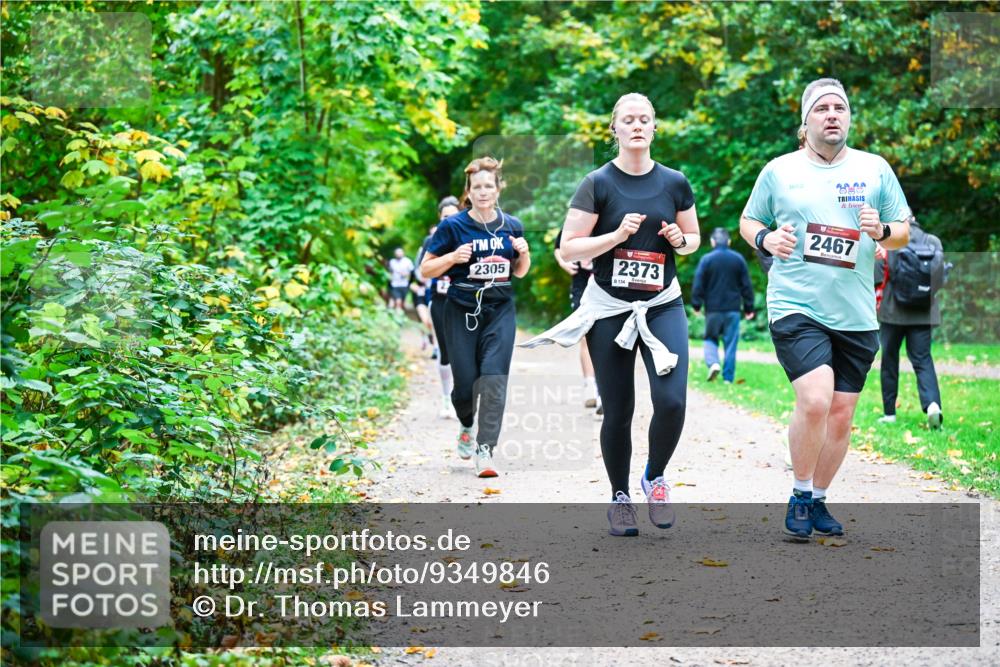 12.10.2025 - Bramfelder Halbmarathon 2025 Dr. Thomas Lammeyer http://msf.ph/oto/9349846 12.10.2025 10:32:09 Laufen 2305, 2373, 134, 2467 meine-sportfotos.de