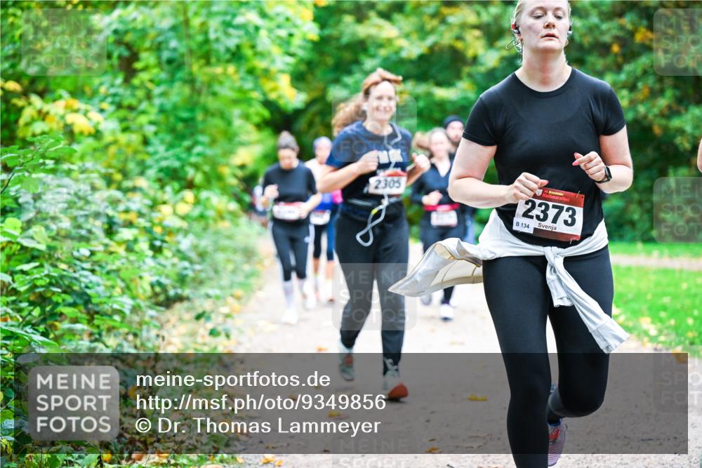 12.10.2025 - Bramfelder Halbmarathon 2025 Dr. Thomas Lammeyer http://msf.ph/oto/9349856 12.10.2025 10:32:10 Laufen 2305, 90, 34, 2373, 134 meine-sportfotos.de