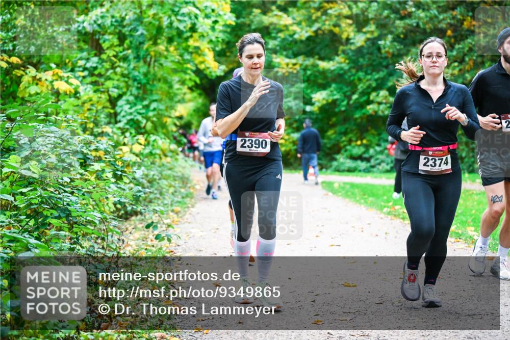 12.10.2025 - Bramfelder Halbmarathon 2025 Dr. Thomas Lammeyer http://msf.ph/oto/9349865 12.10.2025 10:32:12 Laufen 2390, 2374, 2 meine-sportfotos.de