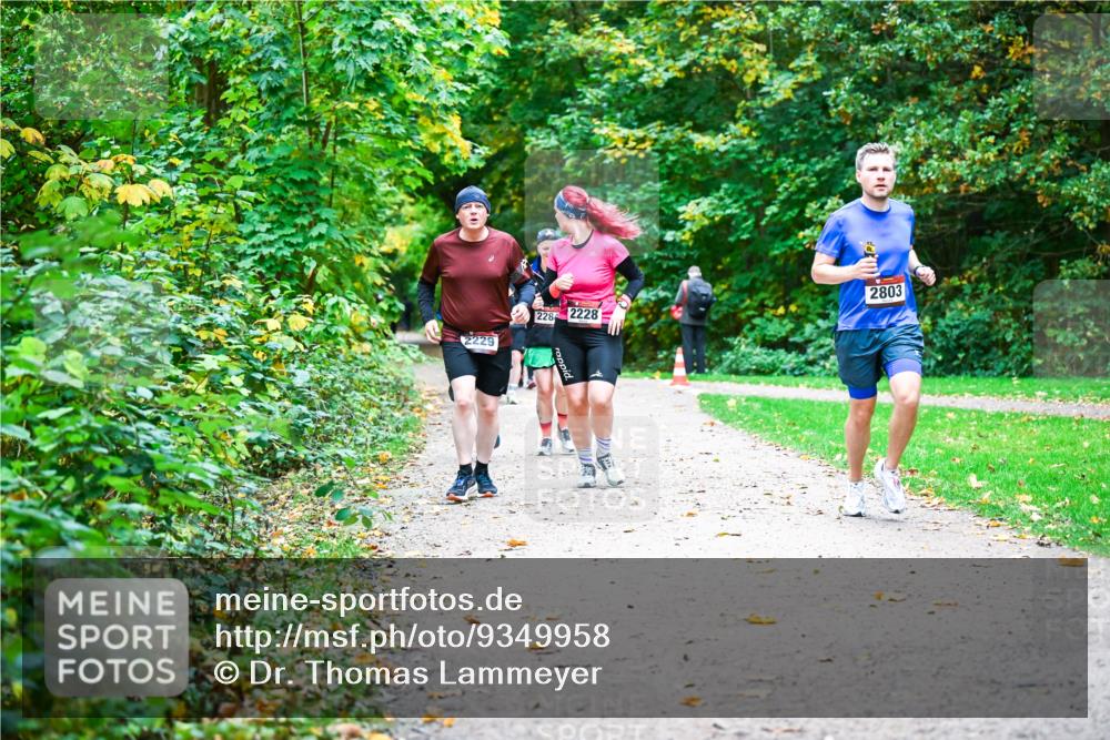12.10.2025 - Bramfelder Halbmarathon 2025 Dr. Thomas Lammeyer http://msf.ph/oto/9349958 12.10.2025 10:32:27 Laufen 2229, 228, 2228, 2803 meine-sportfotos.de