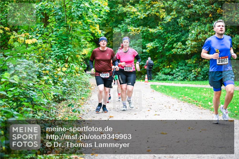 12.10.2025 - Bramfelder Halbmarathon 2025 Dr. Thomas Lammeyer http://msf.ph/oto/9349963 12.10.2025 10:32:28 Laufen 2229, 2228, 2803 meine-sportfotos.de