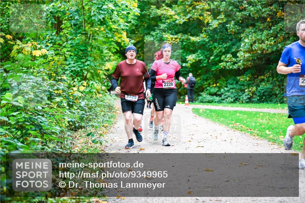 12.10.2025 - Bramfelder Halbmarathon 2025 Dr. Thomas Lammeyer http://msf.ph/oto/9349965 12.10.2025 10:32:28 Laufen 2229, 2228, 2 meine-sportfotos.de