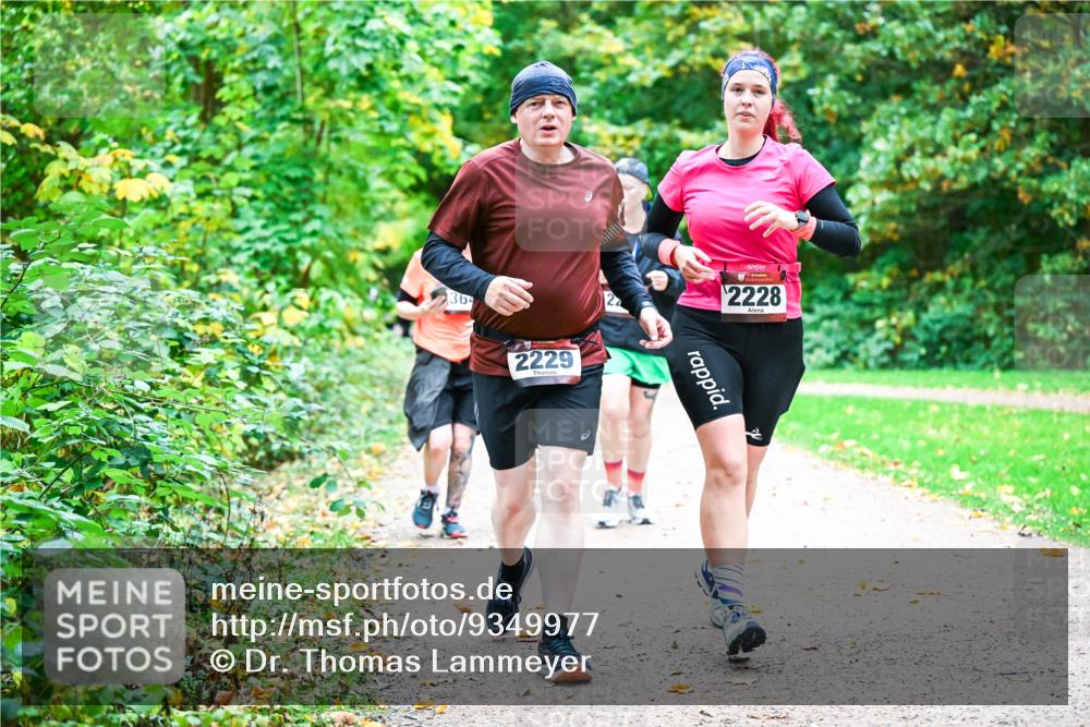12.10.2025 - Bramfelder Halbmarathon 2025 Dr. Thomas Lammeyer http://msf.ph/oto/9349977 12.10.2025 10:32:30 Laufen 364, 2229, 2228 meine-sportfotos.de