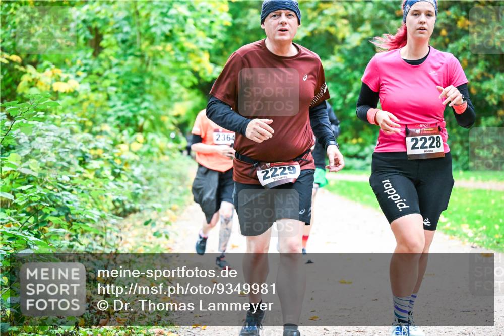 12.10.2025 - Bramfelder Halbmarathon 2025 Dr. Thomas Lammeyer http://msf.ph/oto/9349981 12.10.2025 10:32:30 Laufen 2364, 2229, 2228 meine-sportfotos.de